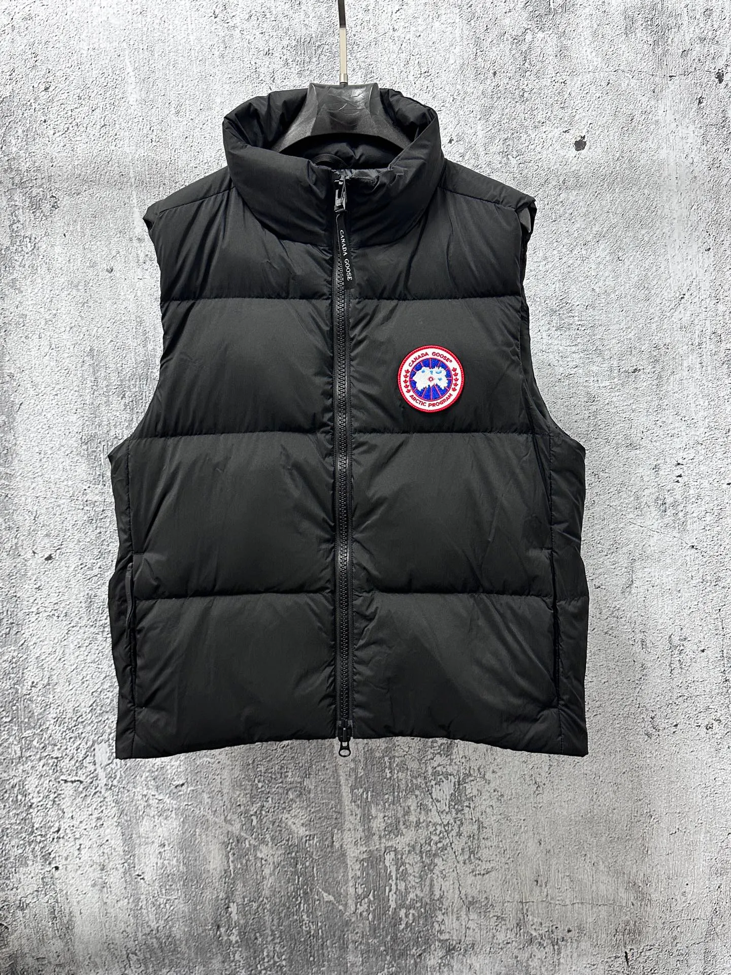 P560 【CANADA GOOSE】Lawrence Men's Down Vest The Lawrence down vest features a durable shell and quilted body, making it a must-have item for all seasons. It's made from sustainable Enduraluxe fabric, which has a durable soft touch. The Lawrence features a thoughtfully designed down-filled collar to block strong winds, a two-way zipper and a longer rear hem. Size: XS-XXL